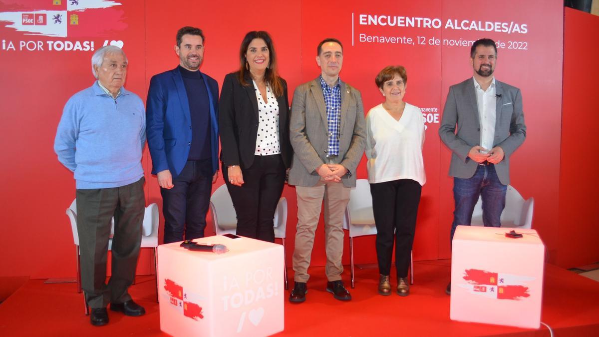 Representantes socialistas de Zamora, Benavente y su comarca, junto a Tudanca (a la derecha). / E. P.