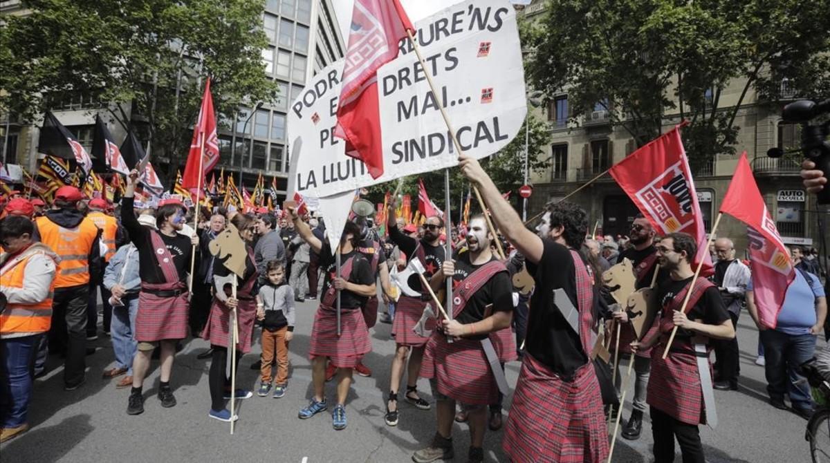 Curiosa forma de protestar por la lucha sindical.