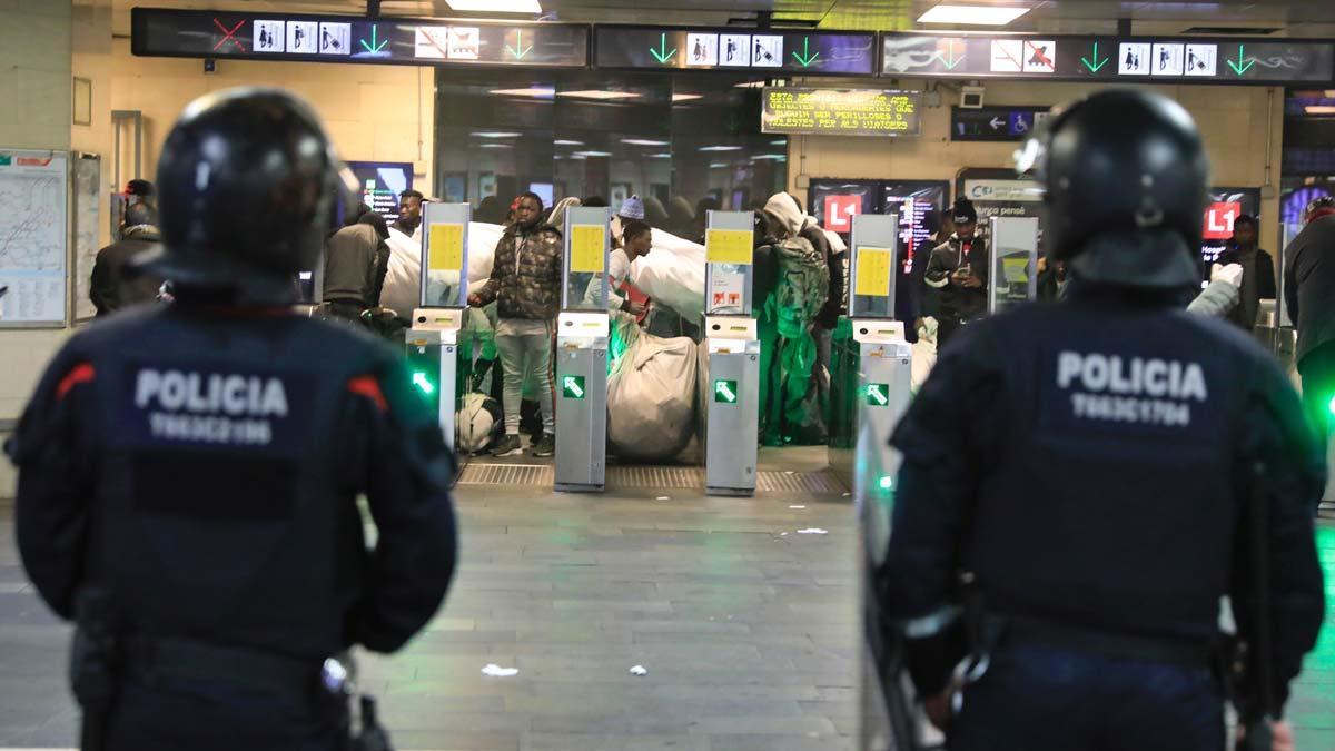 Segunda operación de Mossos y Guardia Urbana en 3 días para impedir la presencia de vendedores ambulantes en el vestíbulo de plaza Catalunya.