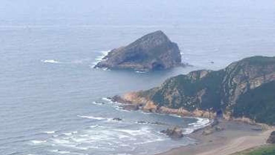 El aeropuerto, la playa de Bayas y, al fondo, la isla de La Deva.