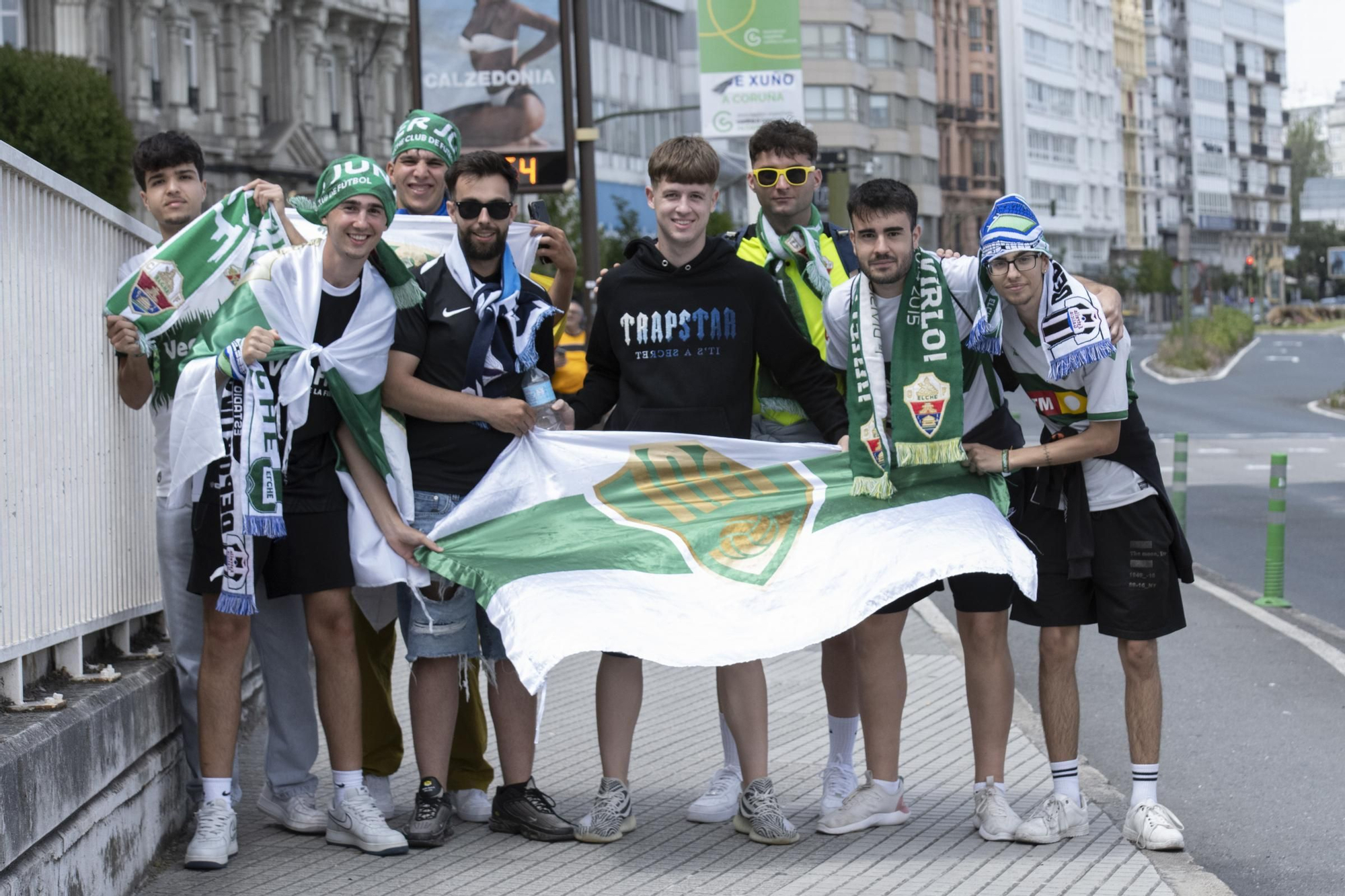 La afición ilicitana recibe al Elche CF a su llegada al estadio de Riazor