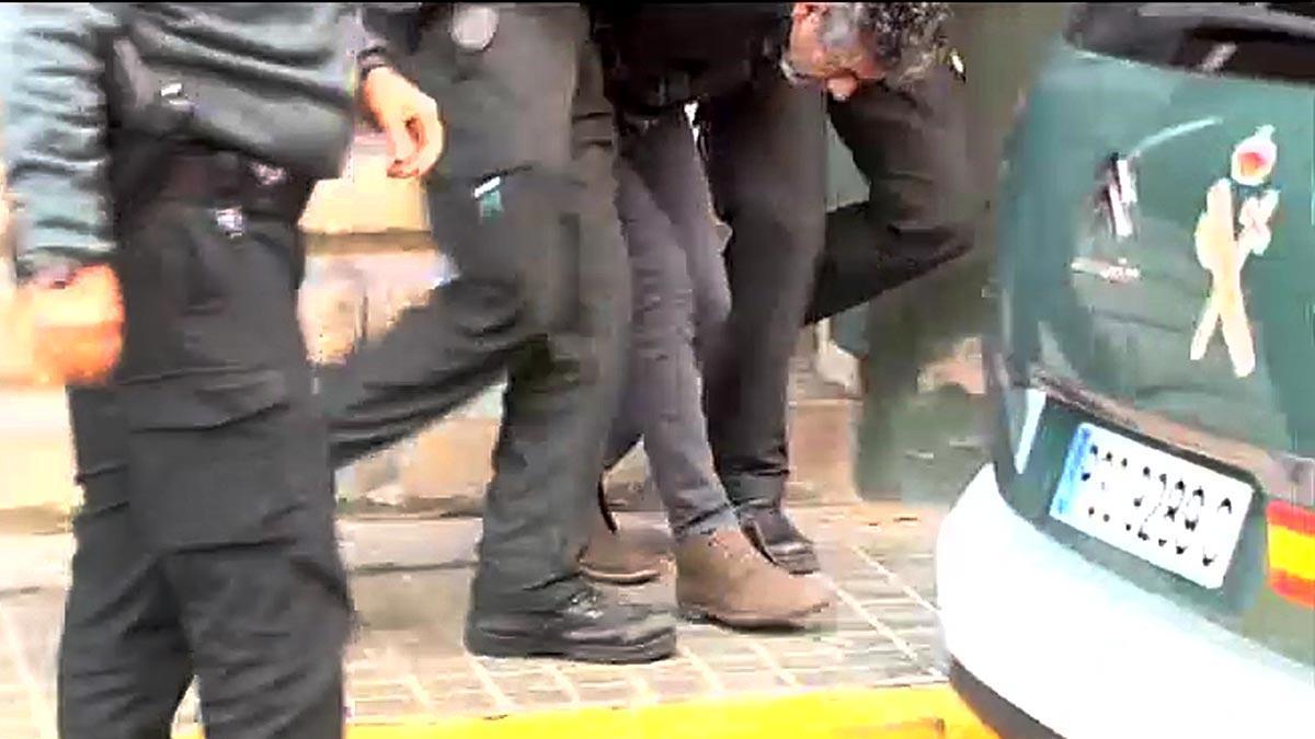 Bernardo Montoya saliendo de la comandancia de la Guardia Civil.