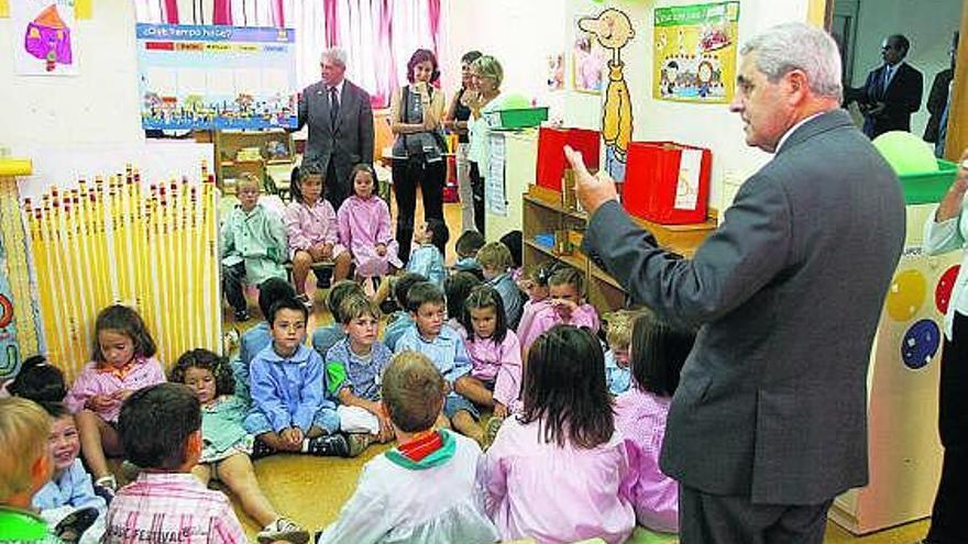 Iglesias Riopedre, con varias profesoras y niños, en el Colegio de San Claudio.