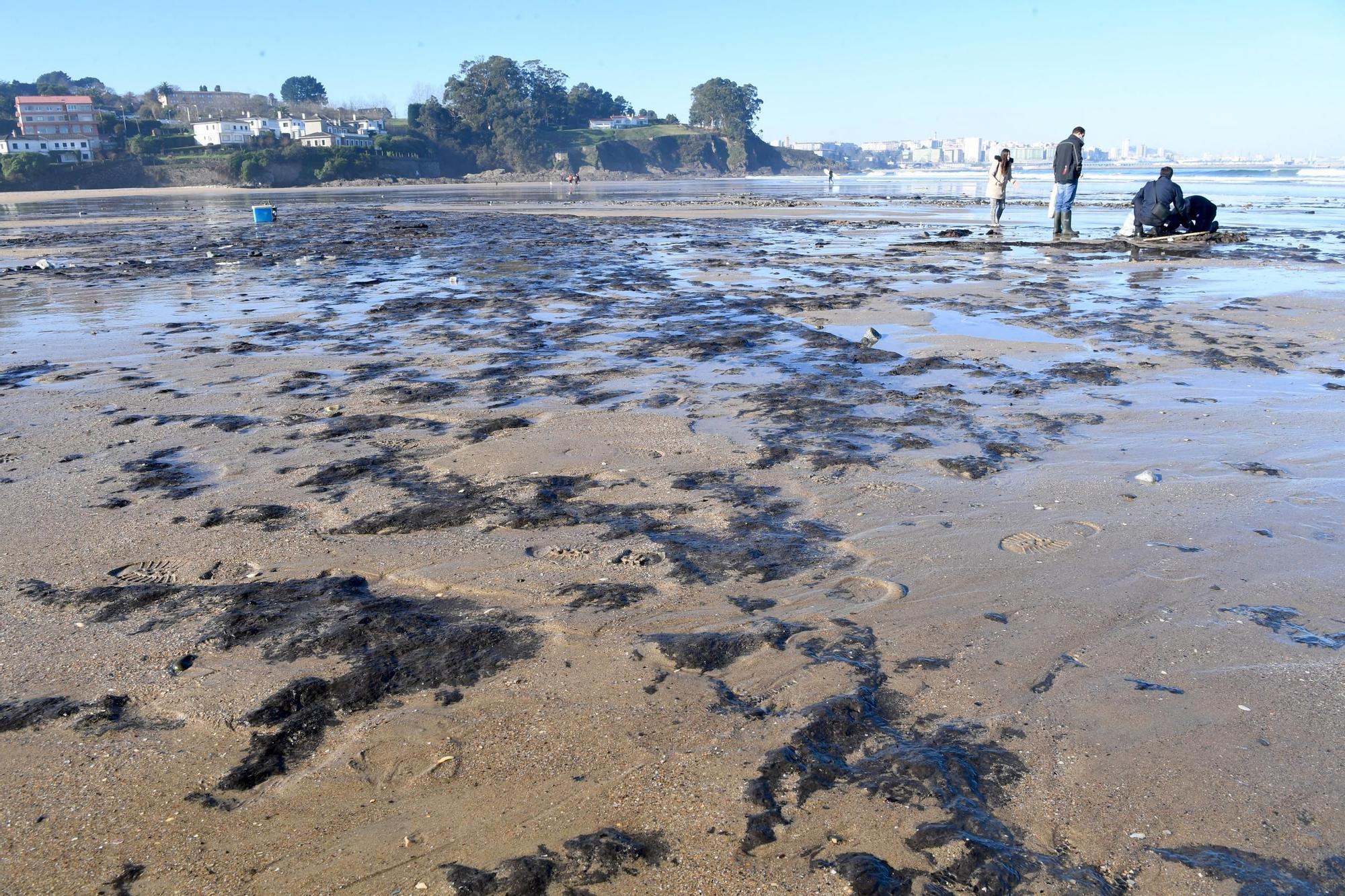 Los temporales dejan a la vista antiguos restos de fuel solidificados en la playa de Bastiagueiro