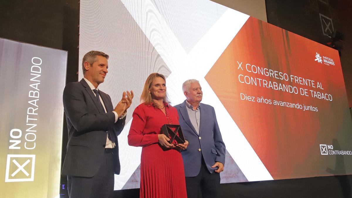 Jerome du Chaffaut, presidente ejecutivo de Altadis-Imperial Brands y Juan Andrés Tovar entregan a Yolanda García el premio Honorífico a Guillermo Fernández Vara a título póstumo.