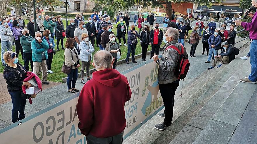 El Movimento en Defensa das Pensións se desplazó ayer a Moaña en donde protagonizó una concentración para seguir con sus protestas en la calle contra las recomendaciones del Pacto de Toledo, ahora que Gobierno y agentes sociales vuelven a negociar. Sostienen que las reformas que pretende el Gobierno van a empobrecer más a los pensionistas y critican las maniobras del ministro Escrivá.Mucho pensionista para tan poco Estado