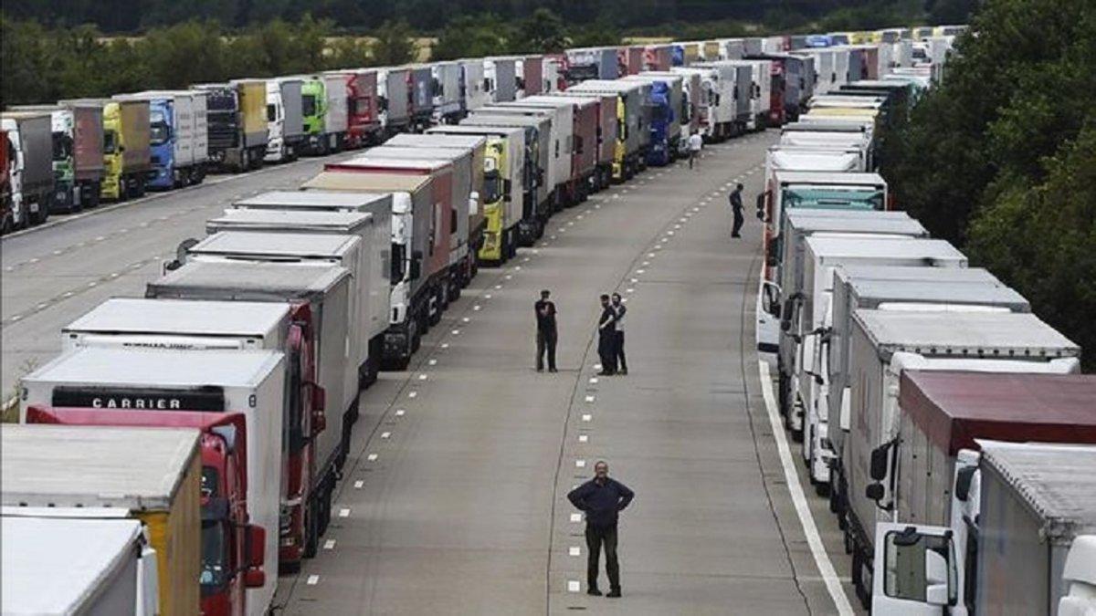 Dover reporta colas de 7.000 camiones debido al 'Brexit'