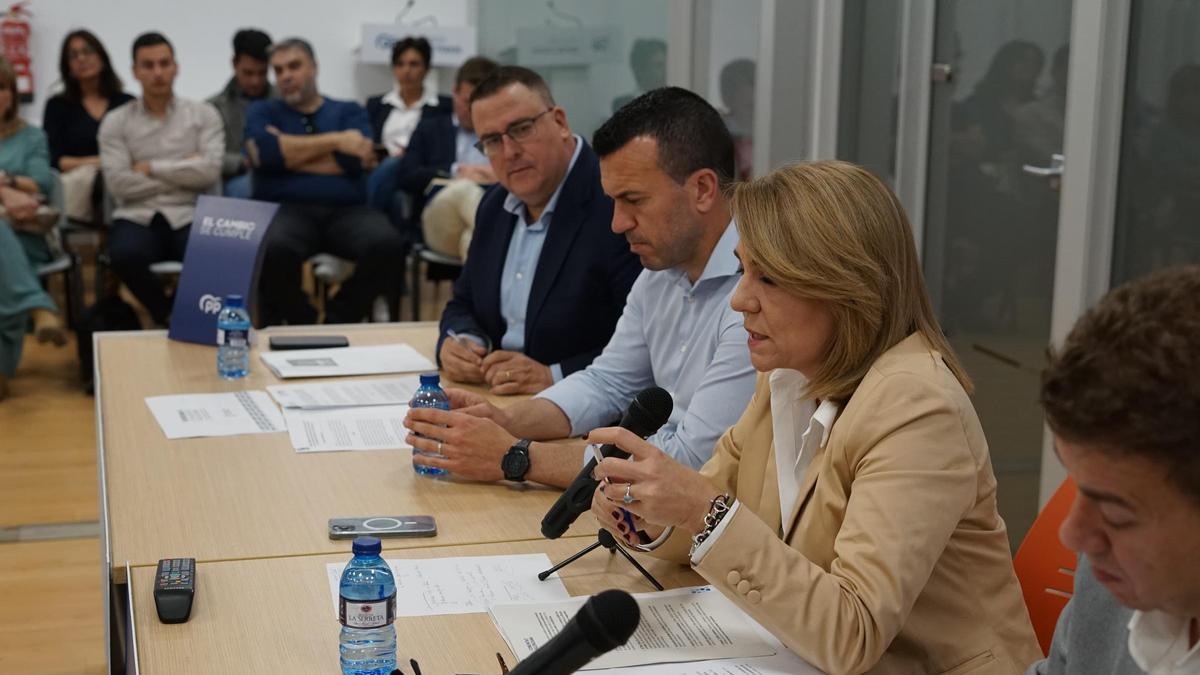 La vicepresidenta del Consell, Susana Camarero, el presidente de la Diputación de Valencia, Vicent Mompó, y el secretario general de la FVMP, Miguel Bailach, este martes en la sede del PPCV de València.