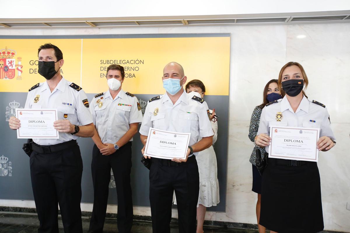Entrega de diplomas en reconocimiento a la labor de las Fuerzas y ...