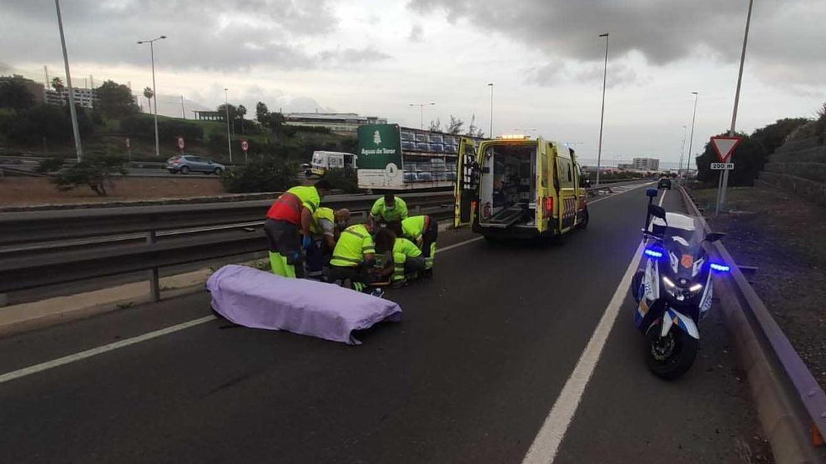 Los sanitarios atienden al motorista que resultó herido.