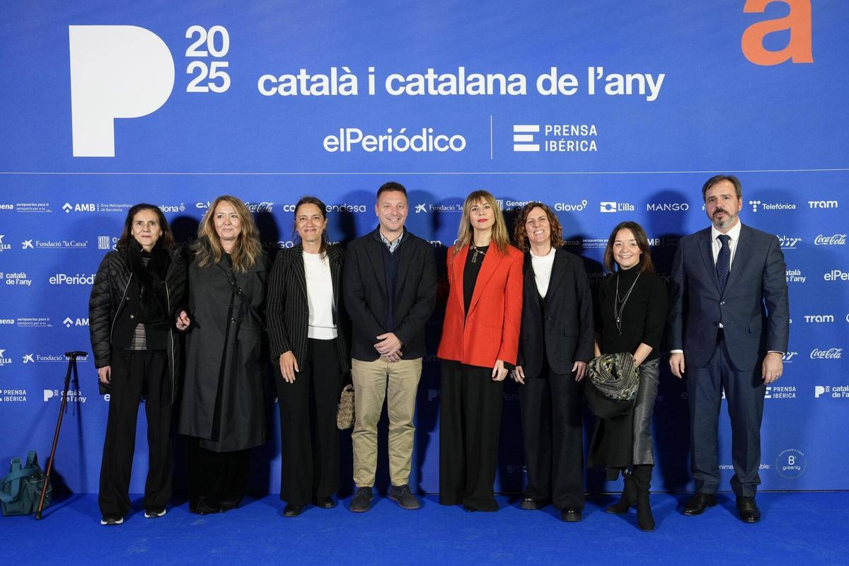 Barcelona 24/11/2025 Català i catalana de l’any 2025 En la foto, de izda a dcha: Amparo Losada, dircom de Fira de Barcelona ; Mercedes Otarola, dtra. comercial Catalunya de Prensa Ibérica ; Miriam Filella, dircom de Endesa ; Víctor Herrero, responsable de comunicación de Coca-Cola Catalunya ; Ester Azuar, directora comercial de El Periódico; Mabel Mas, directora general de El Periódico; Igone Bartomeu, public affairs y comunicación de Coca-Cola area este ; Marc Gómez, director corporatiu de Fundació La Caixa Fotografía de Ferran Nadeu