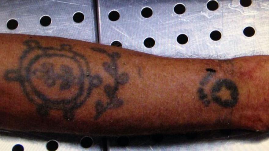 Interpol difunde los tatuajes del hombre asesinado en Chulilla para identificarlo