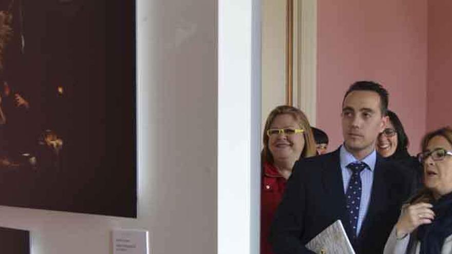 Mayte Martín Pozo y Luciano Huerga, ayer, en el Centro Cultural Soledad González en la exposición sobre las mascaradas.