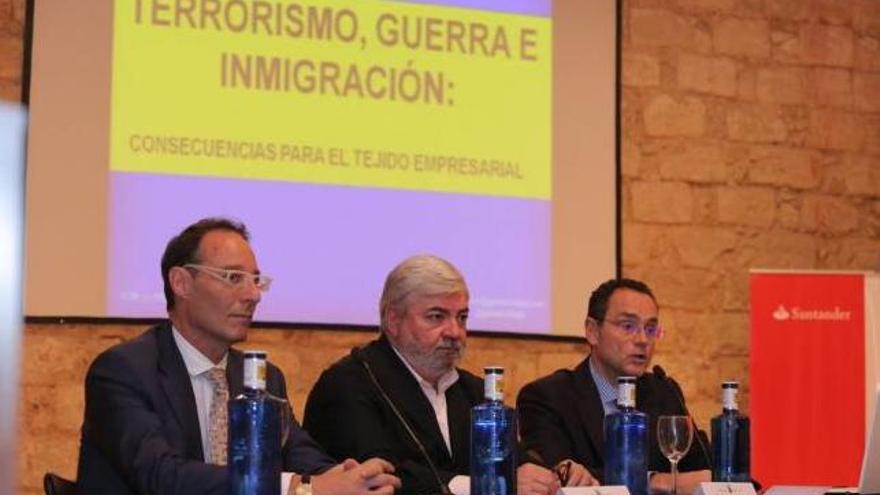 Ignacio Fernández, Rafael Salas y Pedro Baños en la conferencia en Es Baluard.