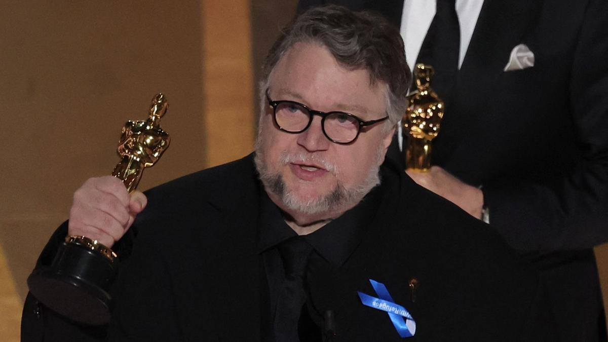 Guillermo del Toro con el Oscar a mejor película de animación por Pinocho 