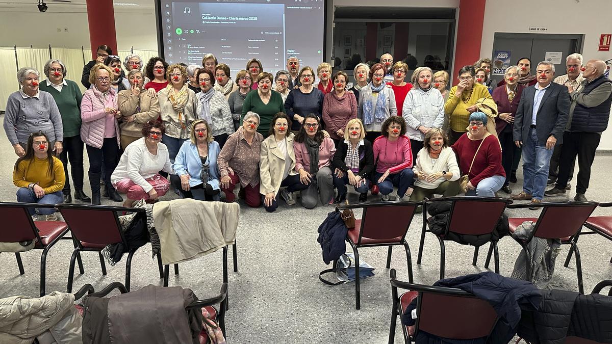 Foto de familia de las mujeres participantes con Javier Navarro (derecha)