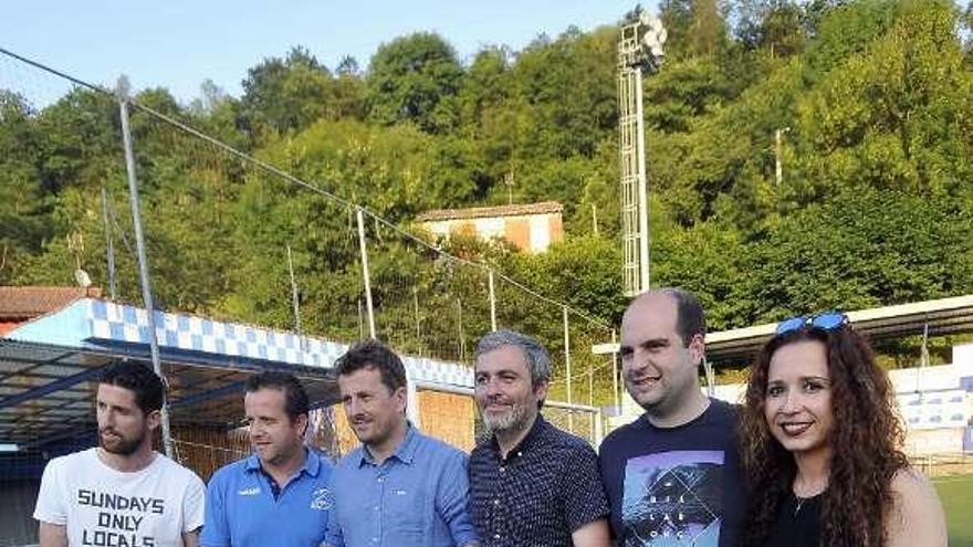 Julio Llanos, en el centro, junto al presidente, José López-Arbesú, y el resto de su equipo técnico.