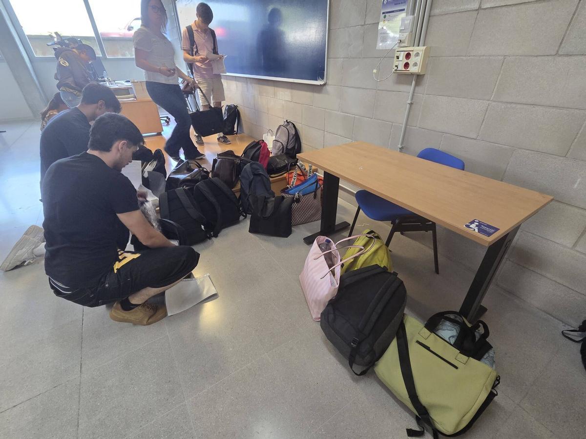 Arranca una Selectividad en la UIB marcada por los detectores de móviles y los nervios de casi 5.000 alumnos
