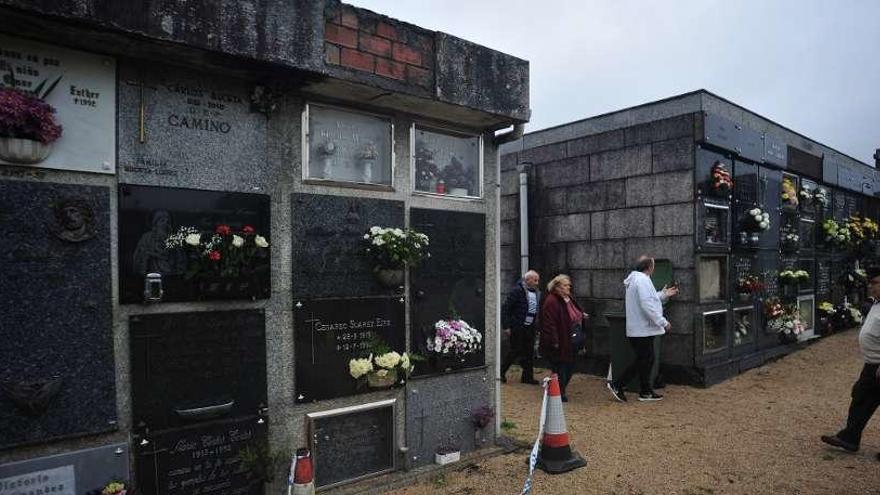 Algunas de las zonas de nichos en peor estado del cementerio municipal de Rubiáns. // Iñaki Abella