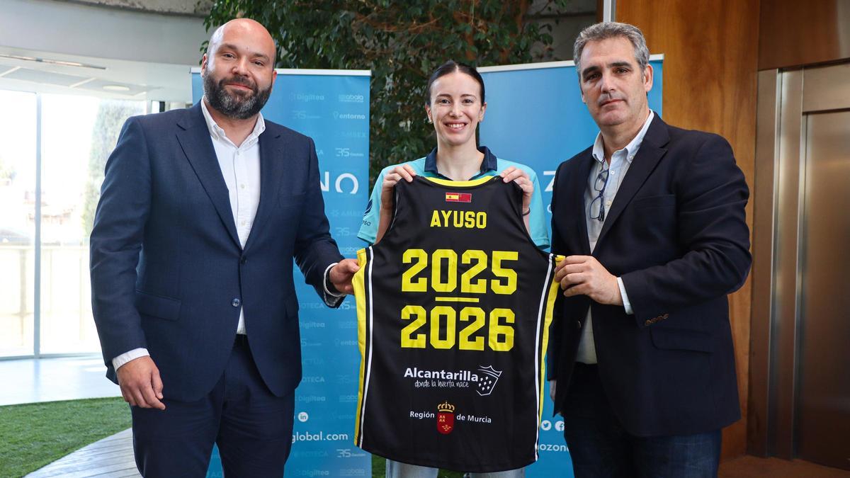 Aina Ayuso, en el centro, con José Masegosa (izquierda) y Salvador Costa (derecha)