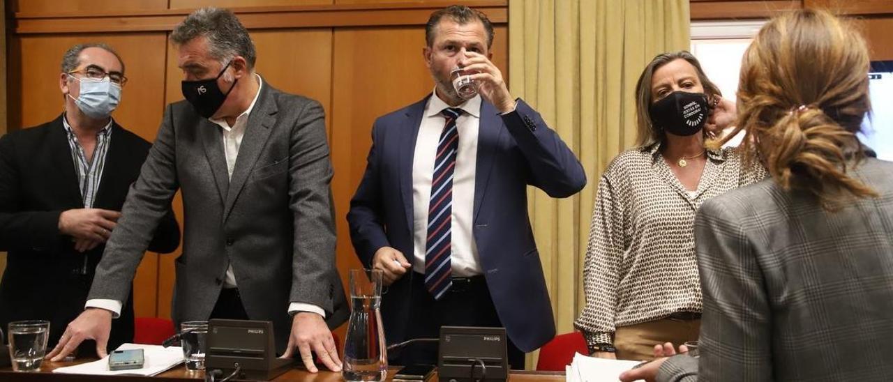 Antonio Álvarez, Manuel Torrejimeno, David Dorado e Isabel Albás, durante un pleno municipal.