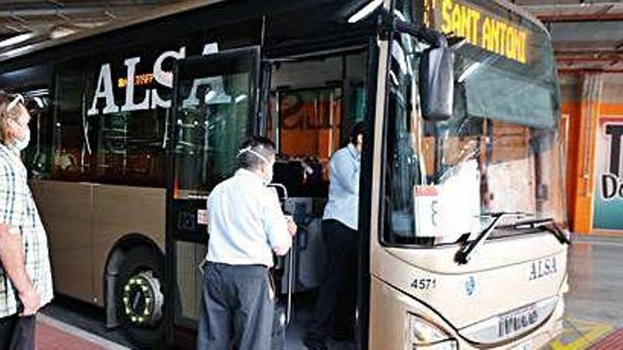 Varios usuarios suben a un autobús de la línea 8 en un andén de la estación de autobuses de Vila.