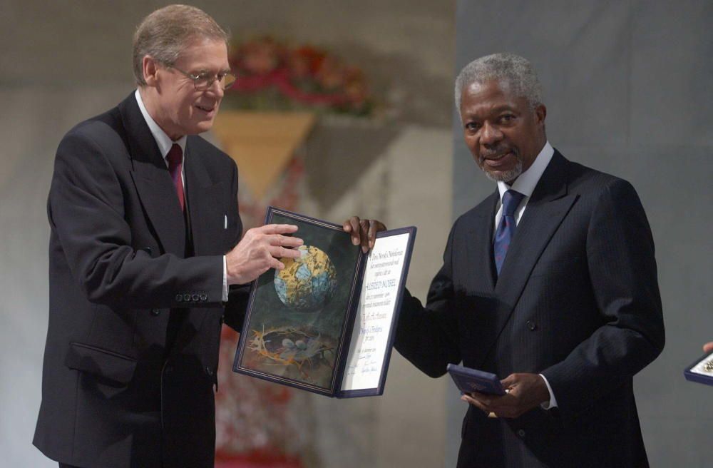 Director general del Comité Nobel noruego, Gunnar Berge retratado con el Premio Nobel de la Paz Kofi Annan en Oslo el lunes 10 de diciembre de 2001. El Premio Nobel de la Paz fue otorgado el lunes a los Estados Unidos Naciones y su secretario general, Kofi Annan.