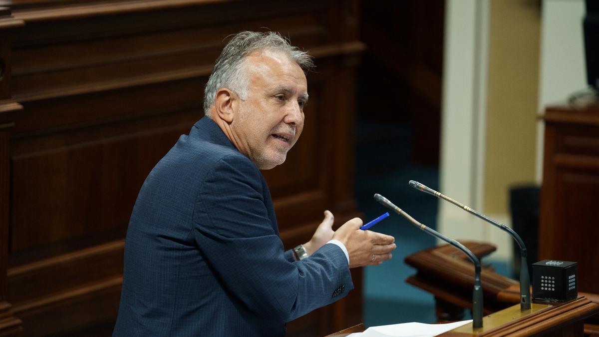 El presidente del Gobierno de Canarias, Ángel Víctor Torres, interviene en el Parlamento.