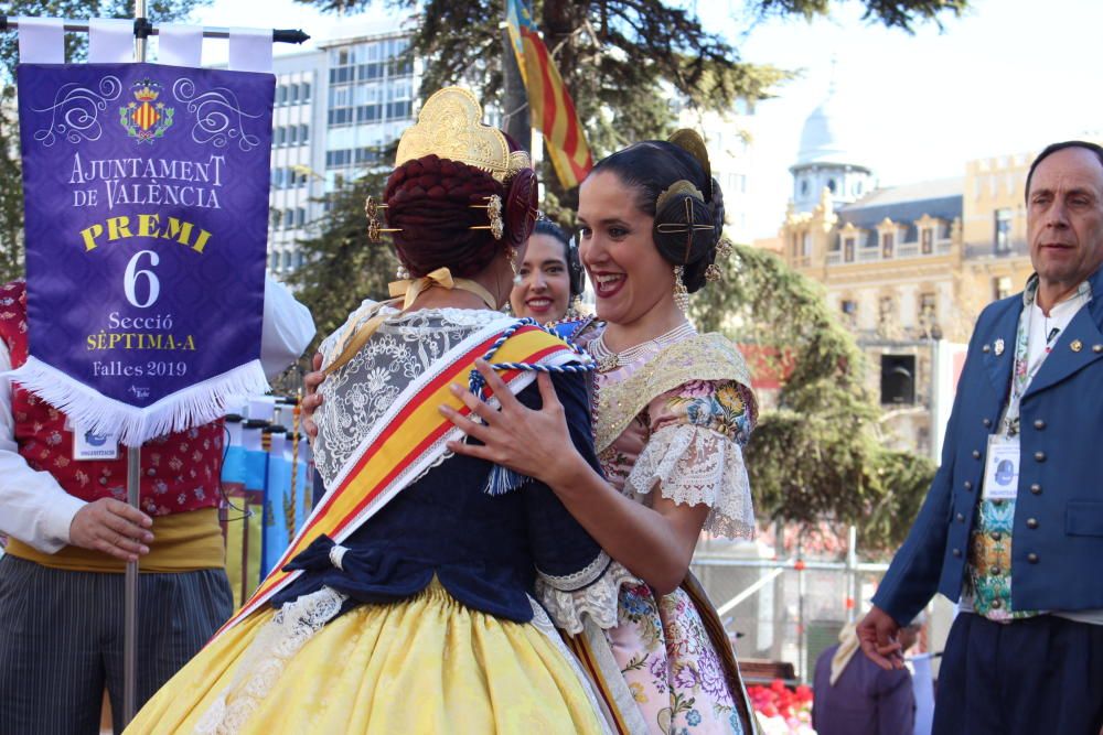 Con la fallera mayor de su comisión, San Vicente de Paul.