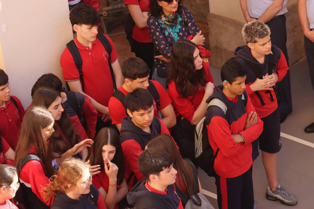 Acto de entrega de diplomas a los tres estudiantes de Secundaria finalistas de la edición valenciana de la 13º concurso Carta a un militar español, con izado de bandera en la Delegación de Defensa y visita guiada al Museo Histórico Militar de València.