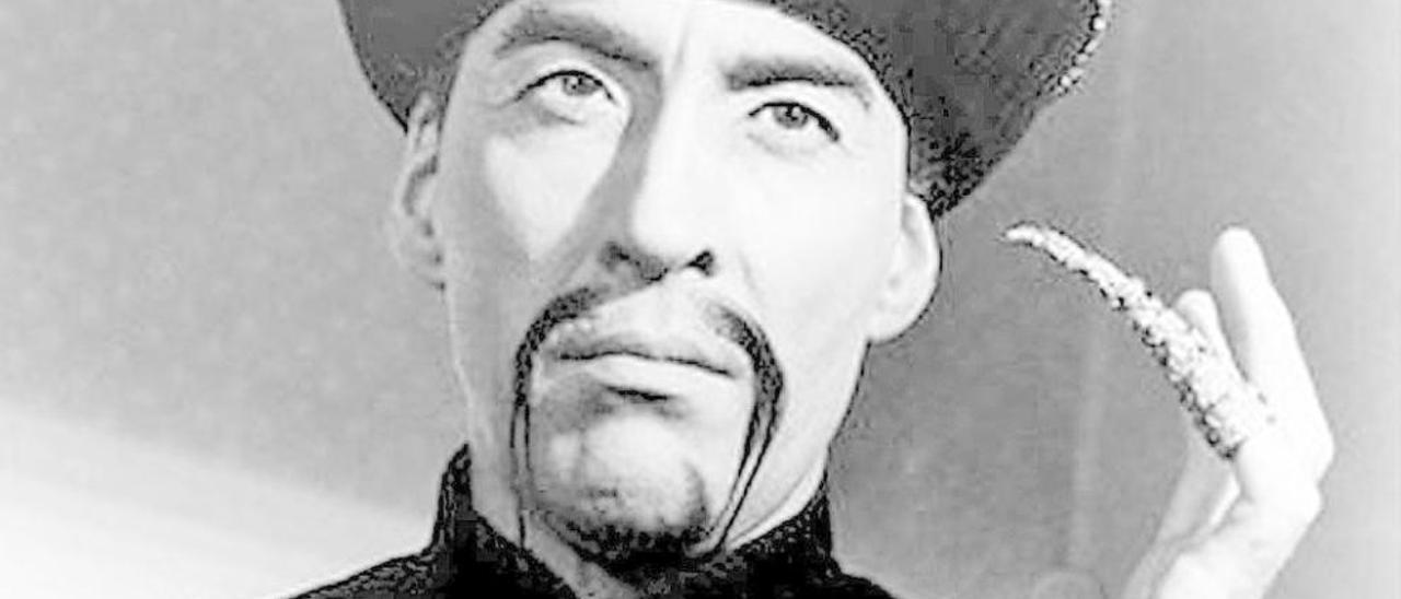 Cristopher Lee, caracterizado como Fu Manchu.