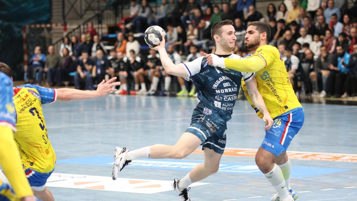 El central Manu Pérez en el partido de la primera vuelta ante Caserío Ciudad Real, en una acción defendido por el exjugador del Cangas Omar Sherif