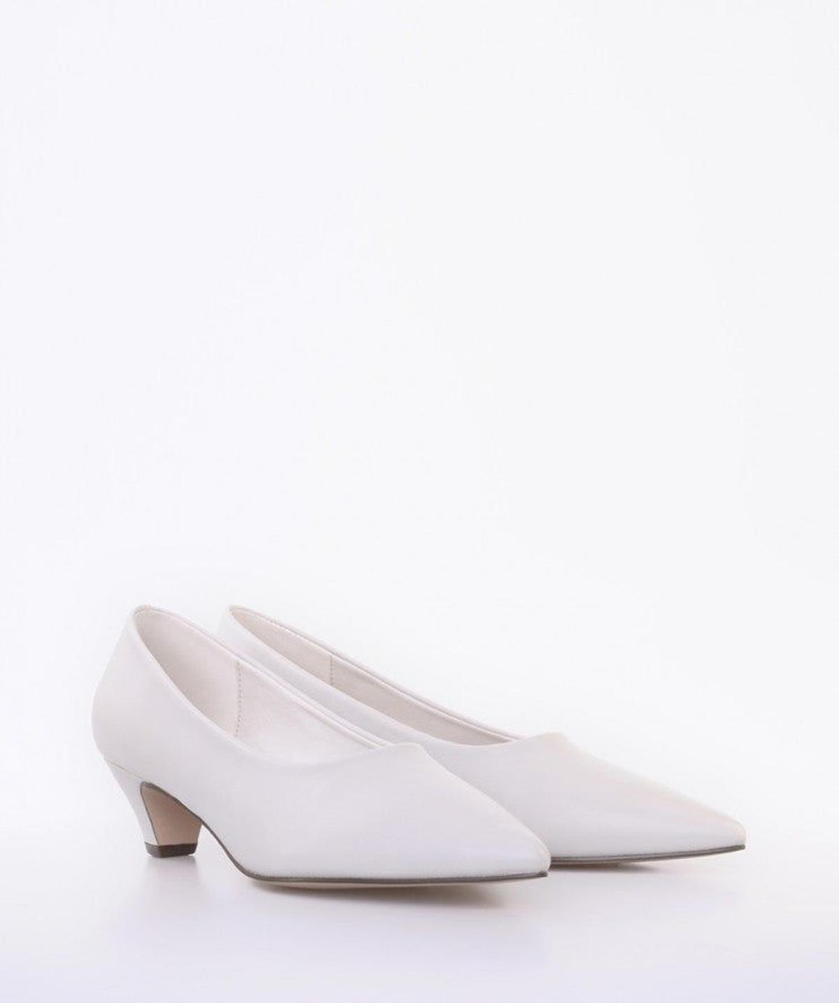 Zapatos blancos estilo 'grandma shoes' de Maripaz