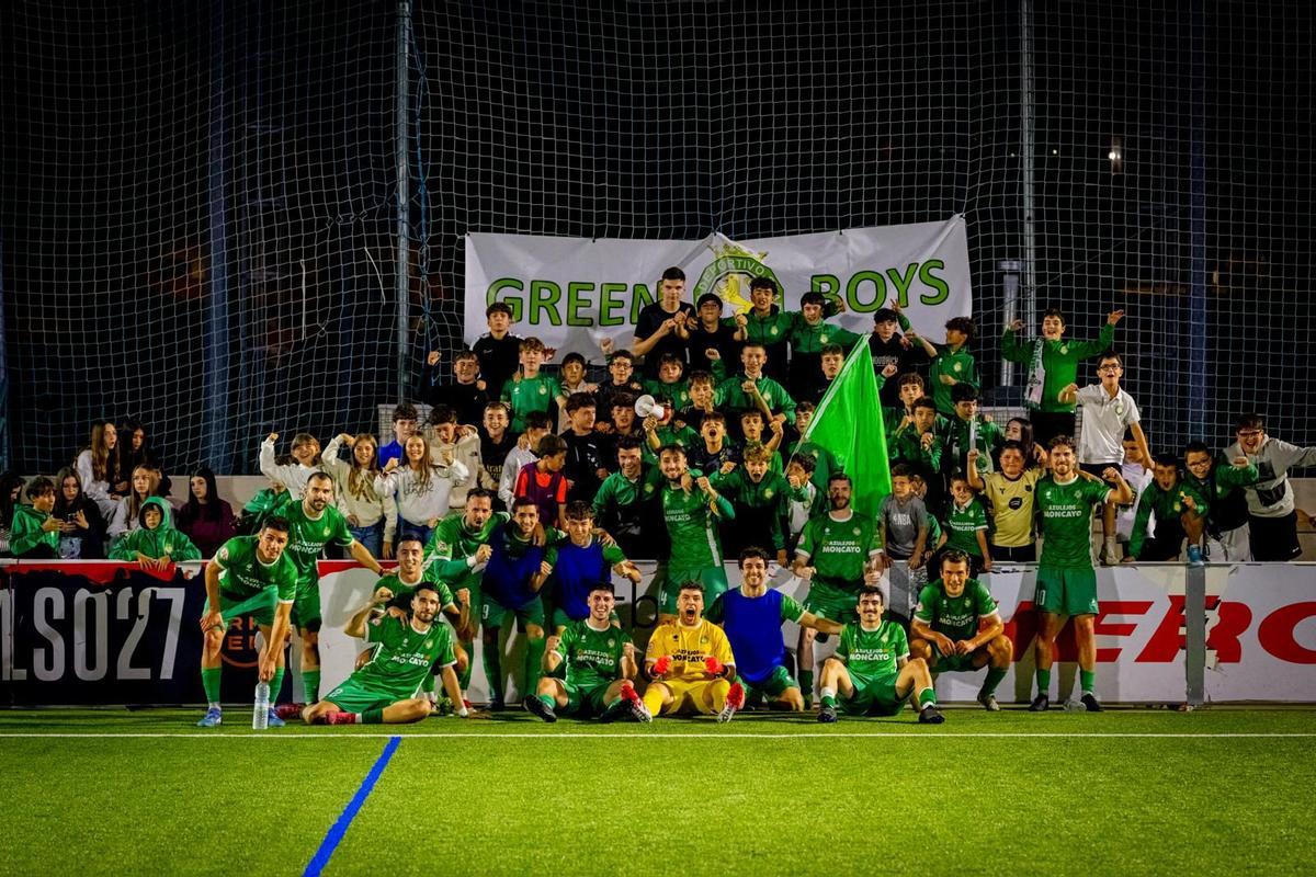 Los jugadores del Cuarte celebran u triunfo al inicio del curso junto a varios aficionados.