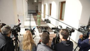 La secretaria general del PSOE-A y candidata a la Presidencia de la Junta de Andalucía, María Jesús Montero, atiende a los medios antes de firmar con las Mareas Blancas de Andalucía el Manifiesto para Recuperar la Sanidad Pública Andaluza. A 8 de abril de 2026 en Sevilla (Andalucía, España). El ‘Manifiesto para Recuperar la Sanidad Pública Andaluza’ impulsado por las Mareas Blancas denuncia el deterioro general de la sanidad pública en Andalucía y reivindica un blindaje de la misma con una mayor financiación y contratación de personal sanitario. 08 ABRIL 2026 Joaquín Corchero / Europa Press 08/04/2026. María Jesús Montero;Joaquín Corchero
