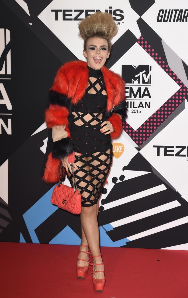 MTV EMA 2015, Tallia Storm en negro y rojo
