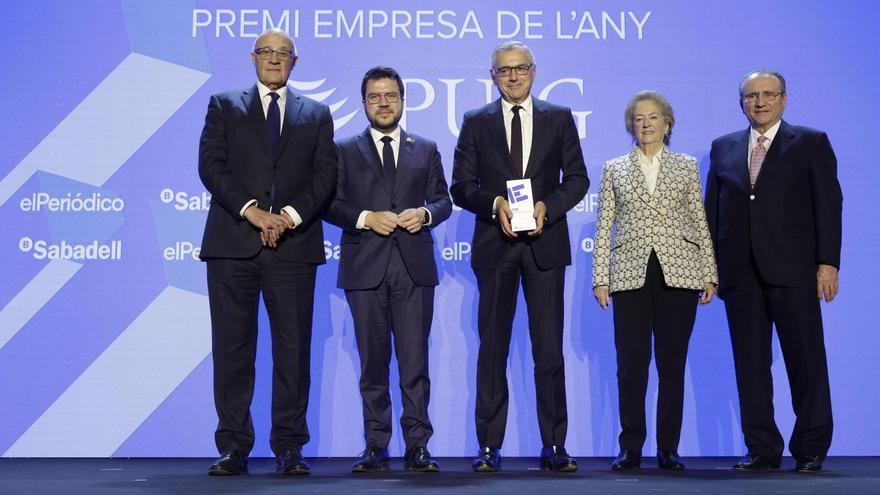 D'esquerra a dreta, Josep Oliu, president de Banc Sabadell; Pere Aragonès, president de la Generalitat; Marc Puig, president executiu del grup Puig, Premi Empresa de l'Any 2022; Arantza Sarasola, vicepresidenta de Premsa Ibèrica, i Javier Moll, president de Premsa Ibèrica, al lliurament de premis de l'any passat.