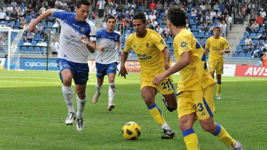 Viera perseguido por Sicilia en el último derbi televisado en abierto.