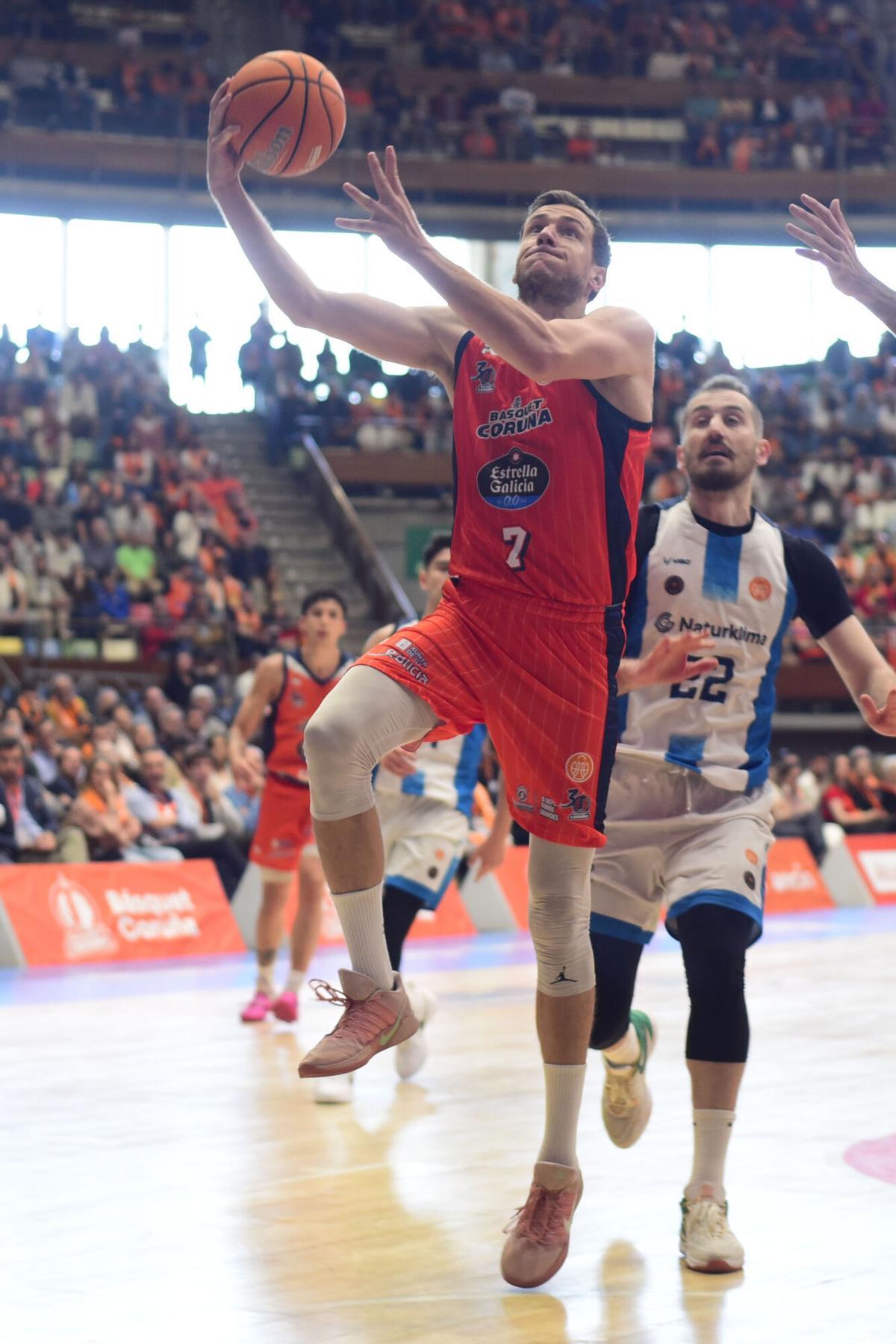 El equipo coruñés cerró la temporada en casa con una solvente victoria