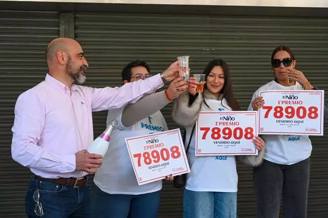 Celebración de los premiados en la Lotería del Niño 2025, en imágenes