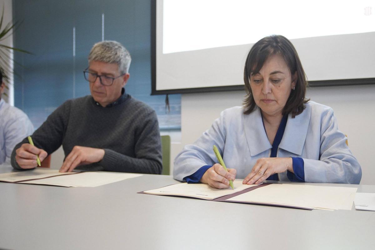 L’alcalde de Celrà, David Planas, i la consellera Sílvia Paneque, durant la signatura del conveni del nou vial.