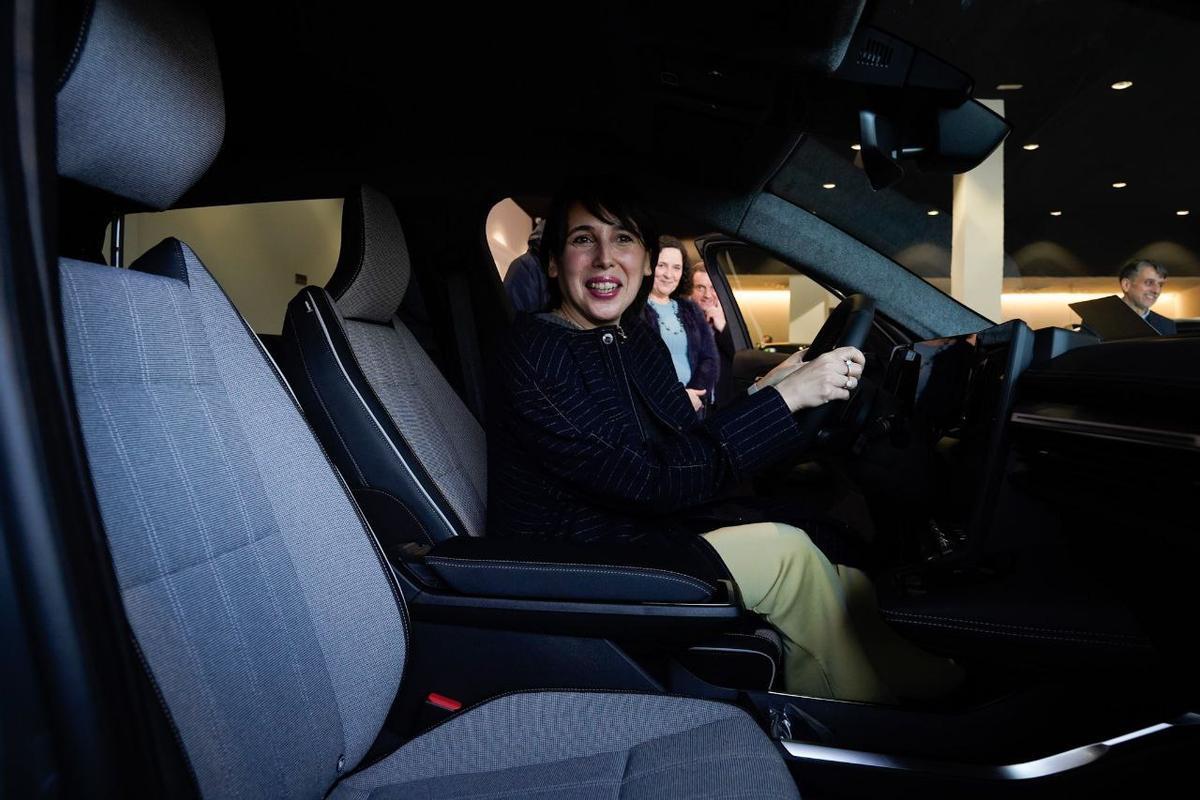 Lorenzana prueba un coche durante la visita