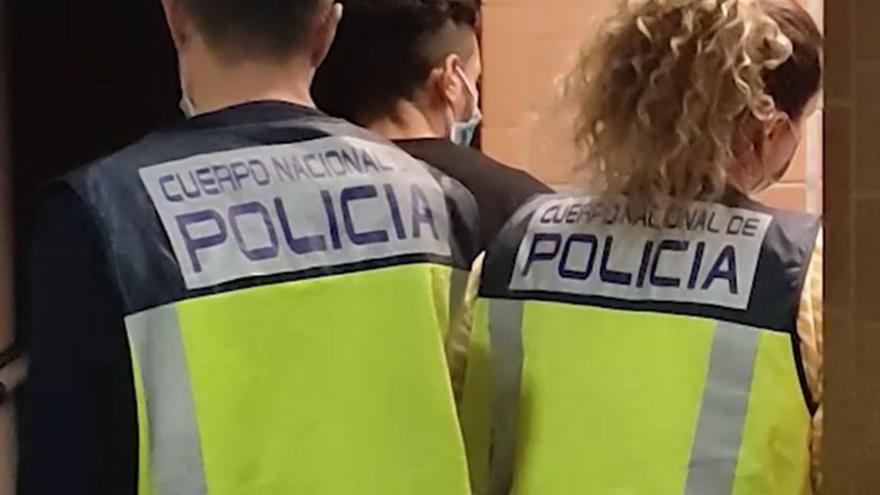 La Policía recomienda a las personas mayores que desconfíen de extraños tras el asalto a una mujer en Alicante