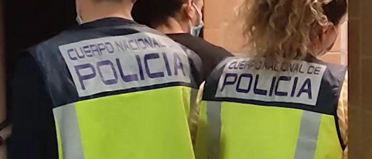 El asaltante es conducido por dos policías de Alicante. | INFORMACIÓN