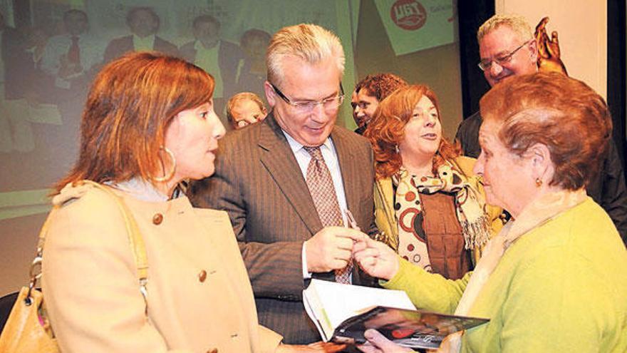 Baltasar Garzón, firmando autógrafos ayer por la tarde en Pontevedra.  // FDV