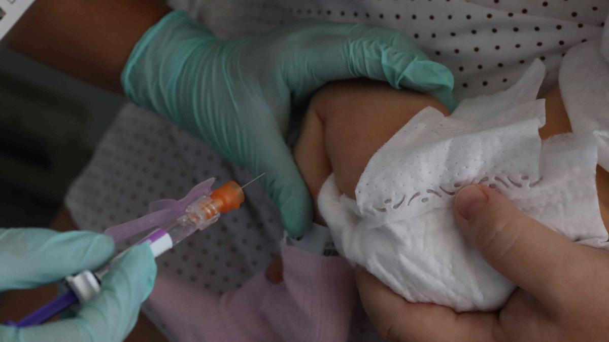 El Materno Infantil lanza una campaña en la que apela a la responsabilidad de las familias para la inmunización de recién nacidos ante el VRS