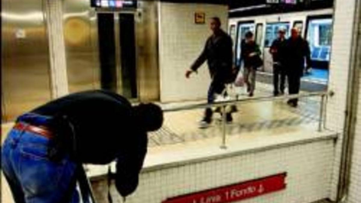 Un mosso busca, ayer, huellas de los implicados en la pelea, en la estación de Avenida del Carrilet.