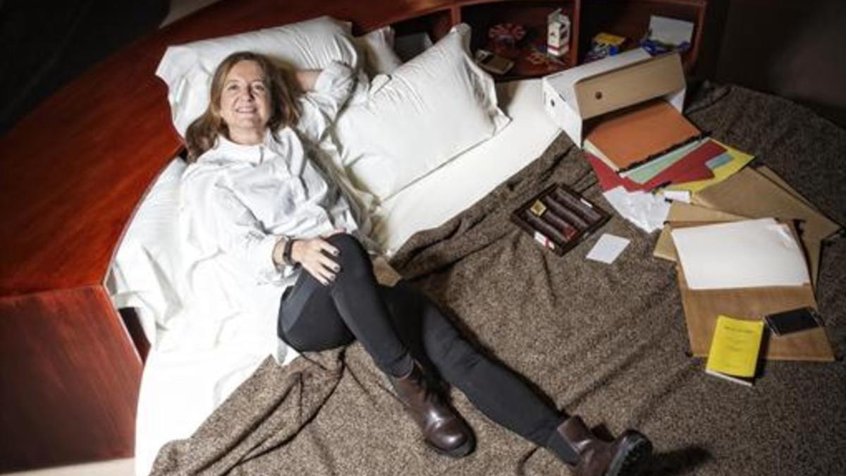 Beatriz Colomina, en la cama expuesta en la exposición '1.000 metros2 de deseo', del CCCB.