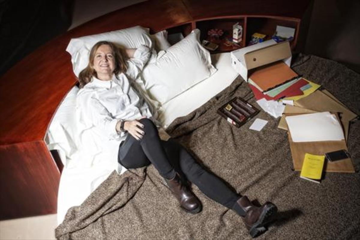 Beatriz Colomina, al llit exposat a l’exposiciódel CCCB, una còpia delde Hugh Hefner.