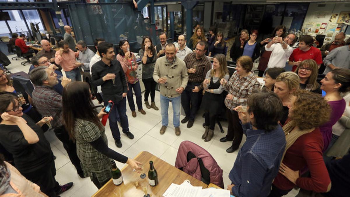 Marc Marginedas (centro) es recibido por sus compañeros en la redacción de EL PERIÓDICO tras su secuestro en Siria.